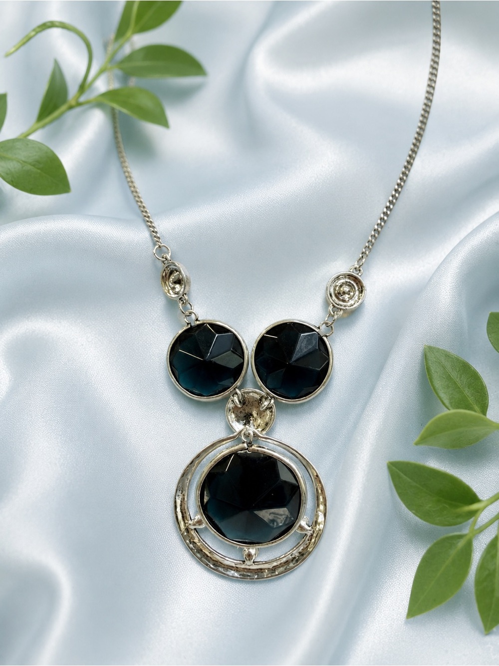 😍❤️Elegant Silver Necklace with Dark Blue Faceted Stones